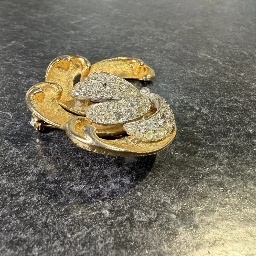 Vintage BSK Textured Swirl‎ Fan Leaf Rhinestone Gold Tone Brooch Pin LARGE
